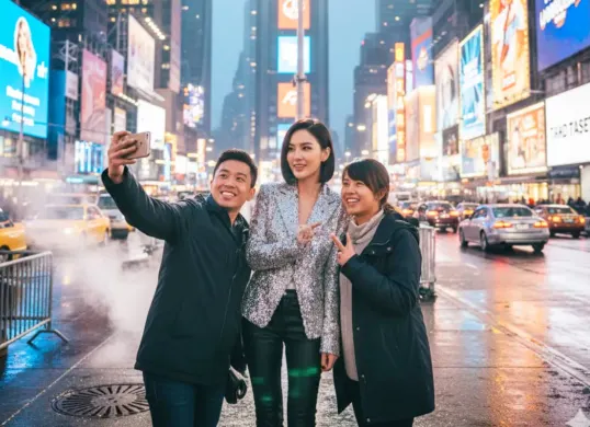 Ilustrasi foto bareng artis buatan Gemini AI. (Sumber: Poskota/Gemini AI.)