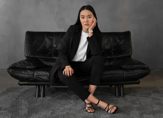 Prompt dan cara membuat foto wanita elegan di studio dengan Gemini AI. (Sumber: Freepik)