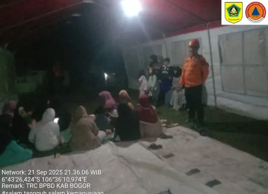 BPBD Kabupaten meninjau tenda darurat yang dibangun warga karena was-was gempa susulan. (Sumber: BPBD Kabupaten Bogor)