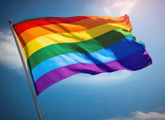 Dunia maya tengah digemparkan oleh temuan sebuah grup Facebook dengan konten menyimpang bernama “GAY SURAKARTA DAN SEKITARNYA”. (Sumber: Freepik/chandlervid85)