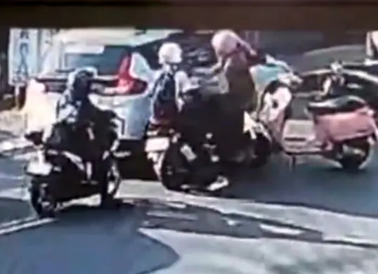 Tangkap layar rekaman CCTV insiden penganiayaan yang dialami karyawan pasangan artis Zaskia Adya Mecca dan Hanung Bramantyo.