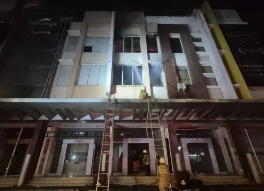 Sebuah ruko tiga lantai di kawasan cilincing, Jakarta Utara, terbakar pada Senin, 22 September 2025 dini hari. (Sumber: Damkar)
