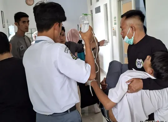Suasana di RSUD Cililin Kabupaten Bandung Barat, tampak panik karena banyak siswa yang keracunan. Senin 23 September 2025. (Sumber: POSKOTA | Foto: Gatot Poedji Utomo)