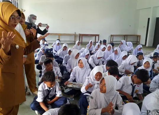 Bupati Pandeglang, Dewi Setiani saat meninjau program MBG, Senin, 22 September 2025. (Sumber: POSKOTA | Foto: Samsul Fatoni)