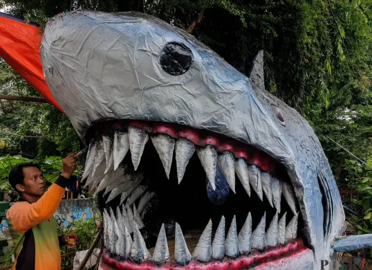 Melihat Perahu Hiu Raksasa dari Limbah Plastik