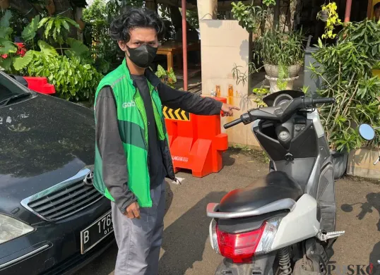 Sopir ojol, Roby, 26 tahun, menemukan motornya seusai hilang di Pasat Blok A Tanah Abang, Jakarta Pusat, Senin, 22 September 2025. (Sumber: Poskota/Pandi Ramedhan)