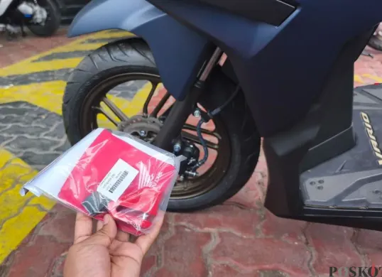 Gembok merah yang disarankan pelaku curanmor supaya motor aman. (Sumber: Poskota/Erwan Hartawan)