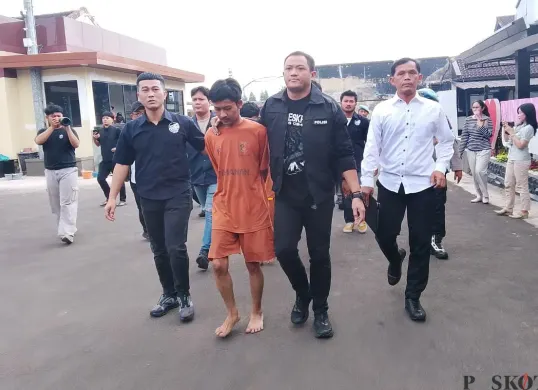 Pelaku pengeroyokan digelandang Anggota Satreskrim Polres Cimahi, Senin, 22 September 2025. (Sumber: Poskota/Gatot Poedji Utomo)