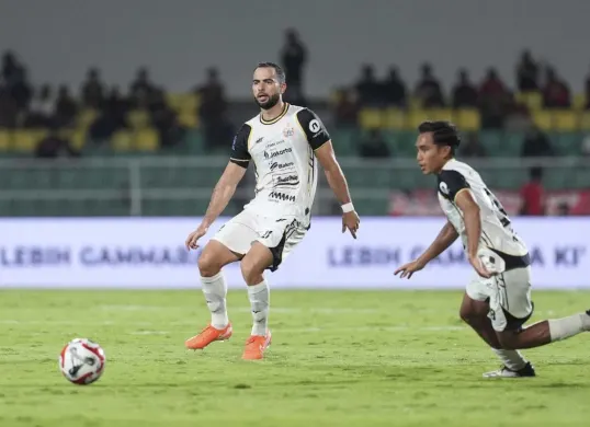 Aksi Jordi Amat dalam laga PSM vs Persija di Super League. (Sumber: persija.id)