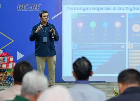 Executive Vice President Telkom Regional 2 Edie Kurniawan saat memberikan pemaparan pada acara sosialisasi platform digital untuk KD/KMP di Kantor Witel Banten. (Sumber: Corcom Telkom)