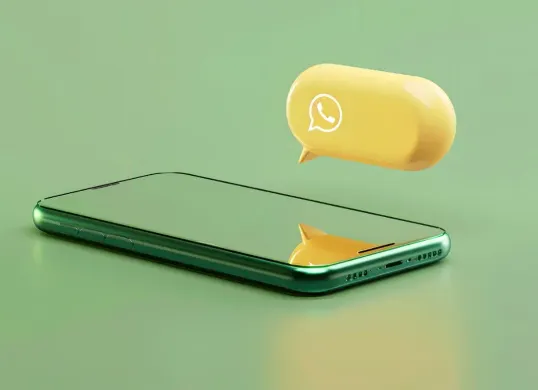 Ilustrasi penggunaan aplikasi WhatsApp. (Sumber: Freepik)