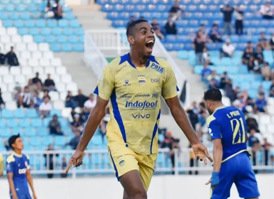 Uilliam Barros melakukan selebrasi usai mencetak gol dalam laga Arema vs Persib, Senin 22 September 2025. (Sumber: Instagram/@persib)