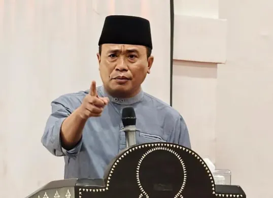 Kepala Kantor Wilayah (Kanwil) Kementerian Agama (Kemenag) Nusa Tenggara Barat (NTB), Haji Zamroni Aziz tengah menjadi sorotan karena tiba-tiba melempar mikrofon ke arah bawah panggung. (Sumber: Instagram/@kanwil_kemenag_ntb)