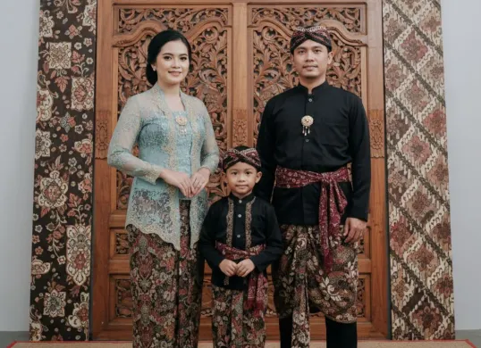 Foto keluarga tradisional dengan Gemini AI (Sumber: Gemini AI)