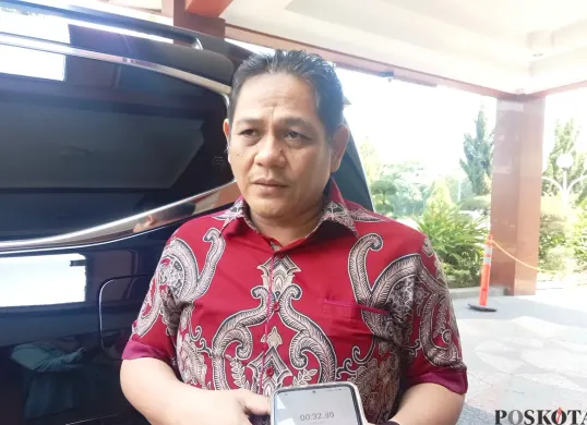 Ketua Komisi III DPRD Kota Bekasi, Arif Rahman Hakim, menyatakan akan melaporkan balik rekannya, Ahmadi Madong, ke Kejari Kota Bekasi terkait dugaan rembesan dana perjalanan dinas. (Sumber: Poskota/Nurpini Aulia Rapika)