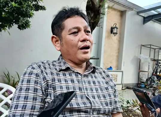 Ketua Komisi III DPRD Kota Bekasi, Arif Rahman Hakim, saat menyampaikan keterangan kepada wartawan terkait tuduhan penganiayaan kepada Ahmadi alias Madong, Selasa, 23 September 2025. (Sumber: POSKOTA | Foto: Nurpini Aulia Rapika)