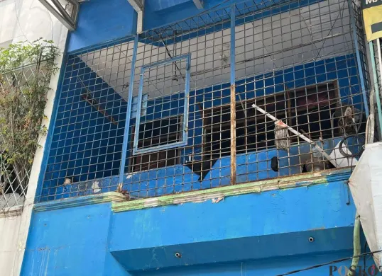 Kos tempat ditemukannya anak perempuan berusia 8 tahun tewas bersimbah darah di kawasan Penjaringan, Jakarta Utara, Selasa, 23 September 2025. (Sumber: Poskota/Pandi Ramedhan)