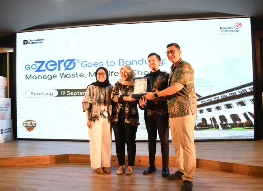 EVP Telkom Regional 2 Edie Kurniawan saat memberikan hadiah kepada juara Innovation Festival. (Sumber: Dok. Telkom Indonesia)