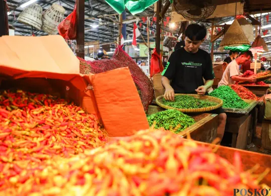 Pedagang menata cabai di Pasar Kramat Jati, Jakarta Timur, Minggu, 21 September 2025. (Sumber: Poskota/Bilal Nugraha Ginanjar)
