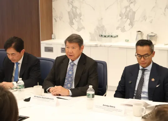 Utusan Khusus Presiden RI Bidang Iklim dan Energi, Hashim Djojohadikusumo, berbicara dalam Indonesia Carbon Market Executive Roundtable pada rangkaian Climate Week NYC 2025 di New York, Amerika Serikat, Senin, 22 September 2025. (Sumber: Istimewa)