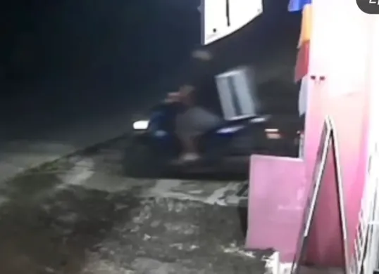 Tangkapan layar CCTV memperlihatkan rekaman pria bertubuh tambun mencuri AC di Kota Depok. (Sumber: Istimewa)
