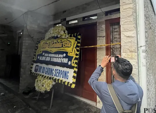 Suasana rumah duka ibu rumah tangga yang dibunuh suaminya sendiri di Gang Pandan II, Kedoya Selatan, Kebon Jeruk, Jakarta Barat, Selasa, 23 September 2025. (Sumber: POSKOTA | Foto: Pandi Ramedhan)
