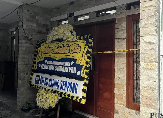 Suasana rumah duka ibu rumah tangga yang dibunuh suaminya sendiri di Gang Pandan II, Kedoya Selatan, Kebon Jeruk, Jakarta Barat, Selasa, 23 September 2025. (Sumber: POSKOTA | Foto: Pandi Ramedhan)