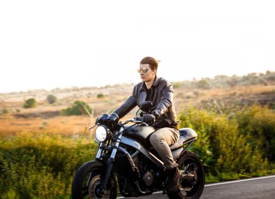 Prompt Gemini AI foto cowok menjadi sosok biker urban yang keren sedang naik motor gede (Sumber: Freepik/cookie_studio)