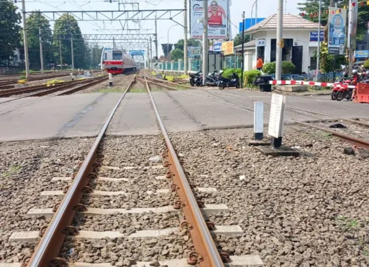 KAI lakukan perbaikan jalur di perlintasan JPL 78 Jalan Perjuangan, Bekasi, Selasa, 23 September 2025. (Sumber: Dok. Istimewa)