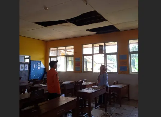 Petugas BPBD Kabupaten Bogor mengecek kondisi ruang kelas SDN 01 Cileuksa, Kecamatan Sukajaya, yang rusak akibat gempa. (Sumber: Dok BPBD Kabupaten Bogor)