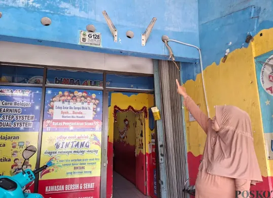 Seorang kepala tempat bimbel di Kelurahan Kalibaru, Kecamatan Cilodong, Kota Depok, menunjukan tempat unit kondensor yang hilang, Selasa, 23 September 202. (Sumber: Poskota/Angga Pahlevi)