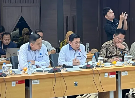 Direktur PT TransJakarta Welfizon Yuza saat rapat bersama di Komisi B DPRD DKI Jakarta, Selasa, 23 September 2025. (Sumber: POSKOTA | Foto: M Tegar Jihad)