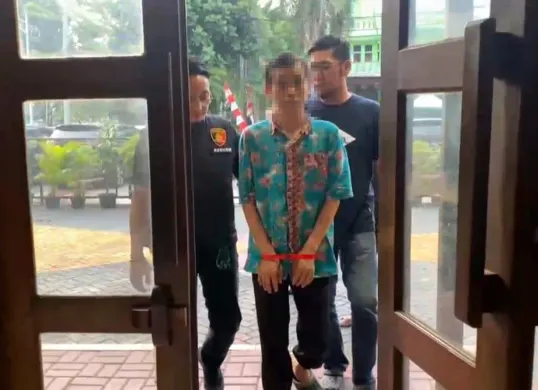 Wisman, pelaku pembunuhan istrinya di Kebon Jeruk, Jakbar, saat menyerahkan diri ke polisi. (Sumber: Istimewa)