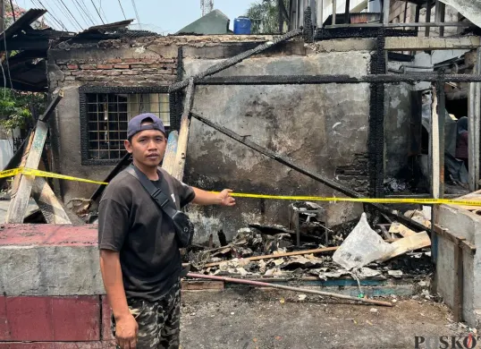 Pedagang menunjukan ruko yang terbakar di Pasar Krenso, Bidara Cina, Jakarta Timur, Rabu, 24 September 2025. (Sumber: Poskota/Muhammad Tegar Jihad)