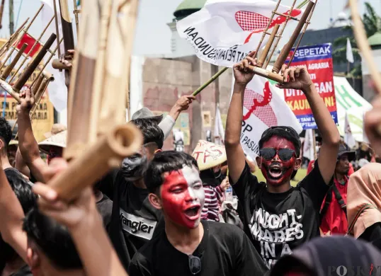 Unjuk rasa digelar di Monas dan Gedung DPR RI hari ini. (Sumber: Poskota/Bilal Nugraha Ginanjar)