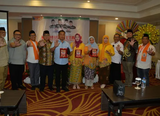 Pengurus Bamus Betawi bersama perwakilan Pemprov DKI Jakarta dan tokoh masyarakat berpose usai dialog politik kebangsaan di Jakarta. (Sumber: Istimewa)
