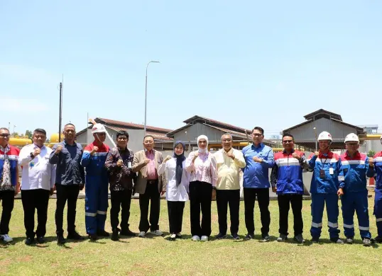 Bupati Serang Ratu Rachmatuzakiyah saat mendampingi kunker Komisi XII DPR RI di PT PGN Tbk Bojonegara, Kecamatan Kramatwatu. (Sumber: Dok. Kominfo Pemkab Serang)