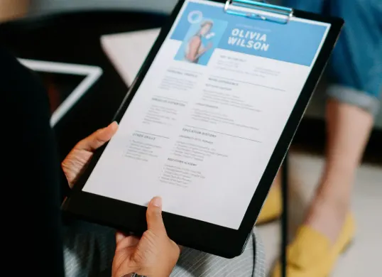 Kumpulan prompt Gemini AI untuk bikin CV kerja. (Sumber: Pexels/Cottonbro Studio)