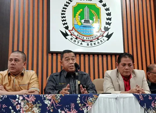Badan Kehormatan DPRD Kota Bekasi saat menggelar mediasi perseteruan antara Arif Rahman Hakim dan Ahmadi Madong di Gedung DPRD, Bekasi Timur, Rabu 24 September 2025. (Sumber: POSKOTA | Foto: Nurpini Aulia Rapika)