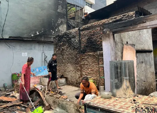 Situasi kios warung pasar Krenso Bidara Cina, Jakarta Timur, seusai terbakar, Rabu, 24 September 2025. (Sumber: Poskota/Muhammad Tegar Jihad)