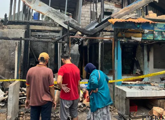 Situasi kios warung pasar Krenso Bidara Cina, Jakarta Timur usai terbakar, Rabu, 24 September 2025. (Sumber: Poskota/Muhammad Tegar Jihad)