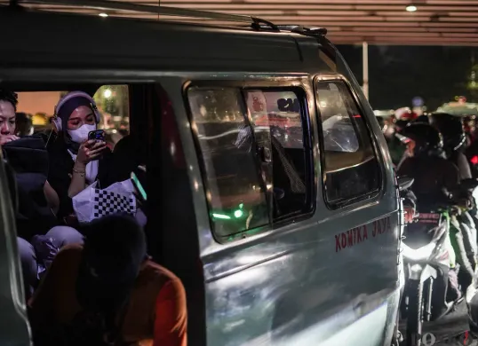 Arus lalu lintas dari arah Semanggi menuju Slipi dan arah sebaliknya mengalami kemacetan panjang akibat adanya Gerbang Tol Semanggi 1 ditutup untuk perbaikan. (Sumber: Poskota/Bilal Nugraha Ginanjar)