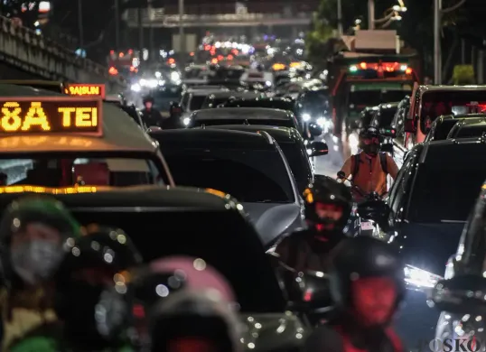 Sejumlah kendaraan bermotor terjebak kemacetan. (Sumber: Poskota/Bilal Nugraha Ginanjar)