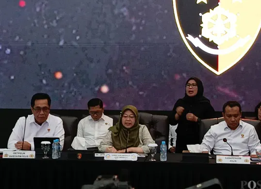 Ketua KPAI, Margaret Aliyatul Maimunah (tengah) menyampaikan keterangan dalam konferensi pers di Bareskrim Polri, Jakarta Selatan, Rabu, 24 September 2025. (Sumber: POSKOTA | Foto: Ali Mansur)