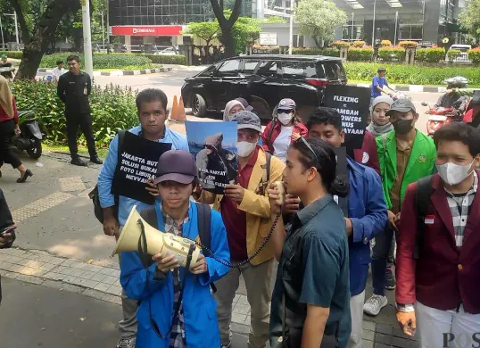 Sejumlah mahasiswa saat melakukan aksi demonstrasi terkait dugaan flexing oleh Bebizie Sri Mulyati di Gedung DPRD DKI Jakarta, Rabu, 24 September 2025. (Sumber: POSKOTA | Foto: M Tegar Jihad)