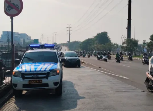 Satlantas Polres Metro Jakarta Barat menempatkan mobil tilang elektronik di tanjakan flyover Pesing wilayah Grogol Petamburan, Jakarta Barat. (Sumber: Dok Humas Polres Metro Jakbar)
