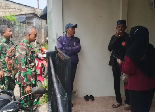 Petugas bersama warga di TKP saat akan mengevakuasi jasad lansia yang meninggal membusuk dalam kamar mandi. (Sumber: Polsek Bojonggede)