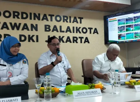 Direktur Utama Perumda Pasar Jaya, Agus Himawan saat menyampaikan pernyataan kepada awak media di Balai Kota DKI Jakarta, Rabu, 24 September 2025. (Sumber: POSKOTA | Foto: M Tegar Jihad)