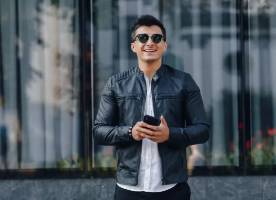 Prompt Gemini AI untuk menghasilkan foto cowok keren bergaya professional dan kasual yang tengah tren saat ini. (Sumber: Freepik/pressahotkey)