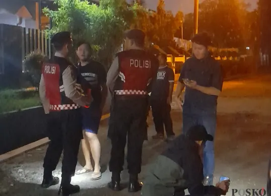 Polisi tengah memintai keterangan warga di TKP tawuran antar pemuda, kawasan Limo, Kota Depok. (Sumber: Poskota/Angga Pahlevi)